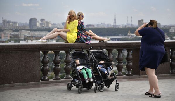 Genç kadınlar, Moskova'nın Vorobyovi Gori parkında poz veriyor. - Sputnik Türkiye