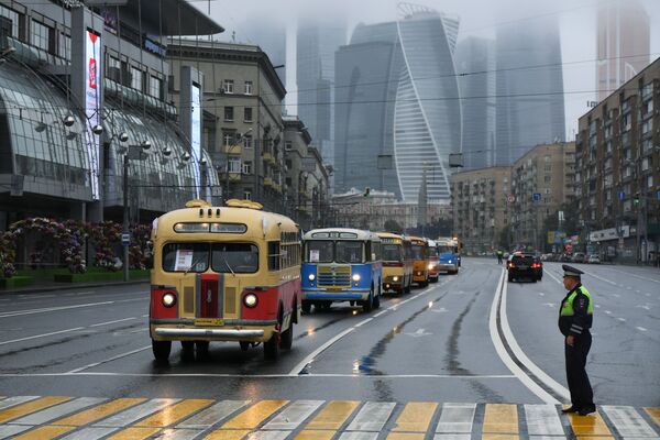Moskova Taşıtı Günü kutlamaları sırasında eski otobüsler konvoyu. - Sputnik Türkiye