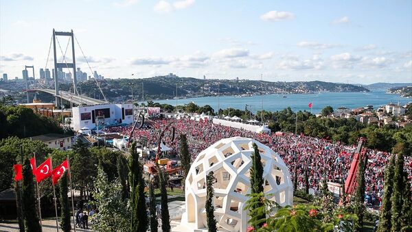 15 Temmuz Demokrasi ve Milli Birlik Günü kapsamında düzenlenecek tören için binlerce kişi köprüde toplandı - Sputnik Türkiye