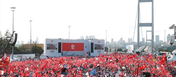 İstanbul'un farklı noktalarından gelen vatandaşlar 15 Temmuz Şehitler Köprüsü'nde buluştu. - Sputnik Türkiye