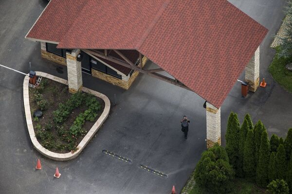 Bir kişinin elindeki kamera ile helikopteri çektiği görüldü. - Sputnik Türkiye