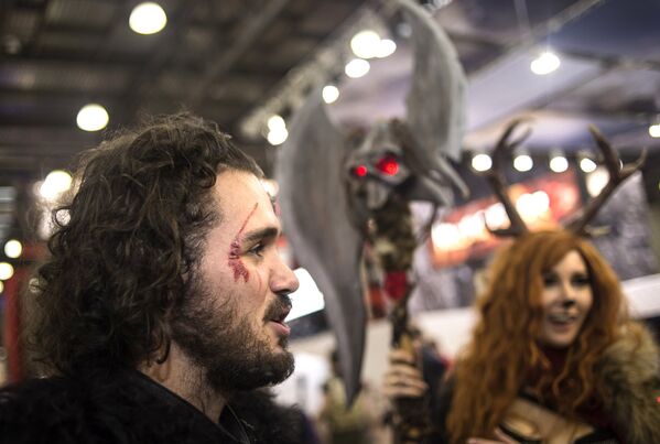 Rusya’nın başkenti Moskova’da 24 Haziran’da 2. Game of Thrones festivali düzenlendi. Katılımcılar festivalde kılıç, zırh kullanma gibi deneyimleri yaşama ve Ortaçağ saç stillerini yaptırma imkânı buldular. - Sputnik Türkiye