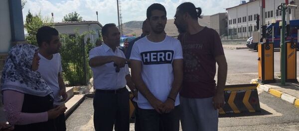 Duruşma salonuna Hero tişörtüyle girmeye çalıştı - Sputnik Türkiye