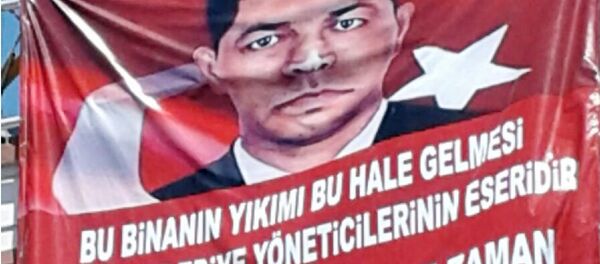 Kaçak katı yıkılan Berces Kaya, 'Belediye FETÖ'cü' diye pankart açtı - Sputnik Türkiye