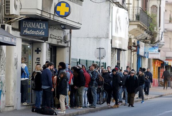 Uruguay'da, eczanelerde sınırlı marihuana satışı başladı. Anketlere göre, Uruguaylıların çoğu söz konusu yasaya karşı çıkıyor. - Sputnik Türkiye