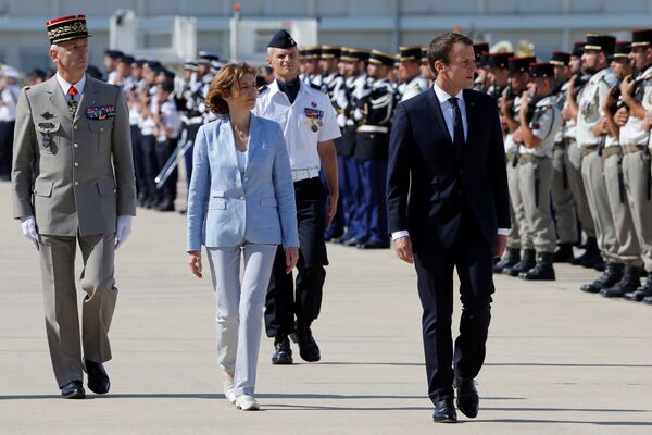 Fransa Cumhurbaşkanı Emmanuel Macron, Fransa Savunma Bakanı Florence Parly ve Genelkurmay Başkanı Francois Lecointre  - Sputnik Türkiye