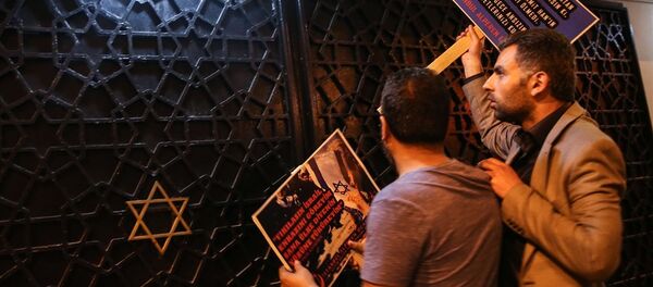 Alperen Ocakları İsrail'i protesto etmek için sinagog önünde eylem yaptı - Sputnik Türkiye