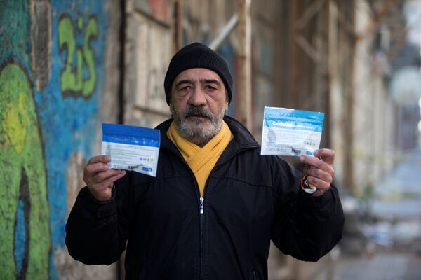 ​Satılan marihuana paketleri üzerinde uyuşturucunun zararları hakkında uyarılar bulunuyor. - Sputnik Türkiye