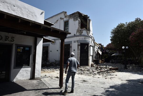 Ölen 1'i Türk 2 turistin merkezdeki barın duvarının yıkılmasıyla hayatını kaybettiği açıklandı. Kos'ta çok sayıda tarihi binada zarar meydana geldi. - Sputnik Türkiye
