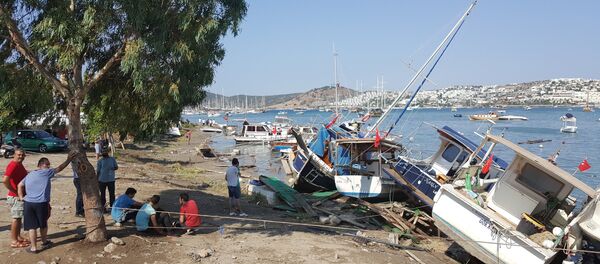 Depremin ardından Bodrum'da 10 santimetre tsunami dalgası ölçüldü. Kandilli Rasathanesi'nden yapılan açıklamaya göre, sarsıntı Muğla ili ve ilçeleri başta olmak üzere tüm Güney Batı Ege'de hissedildi. Gümbet'te tekneler tsunami dalgaları nedeniyle zarar gördü. - Sputnik Türkiye