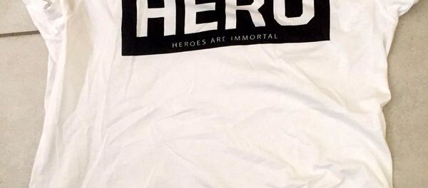 'Hero' tişörtü 'Hero' tişörtü - Sputnik Türkiye