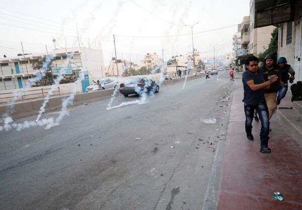 Batı Şeria'da Kalendiye sınır noktasında İsrail güçleri Filistinlilere göz yaşartıcı gazla müdahale etti - Sputnik Türkiye