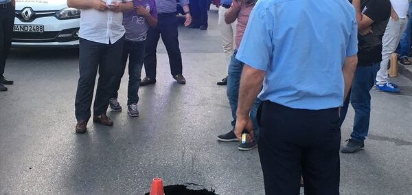 Fatih'te yol çöktü Fatih'te yol çöktü - Sputnik Türkiye