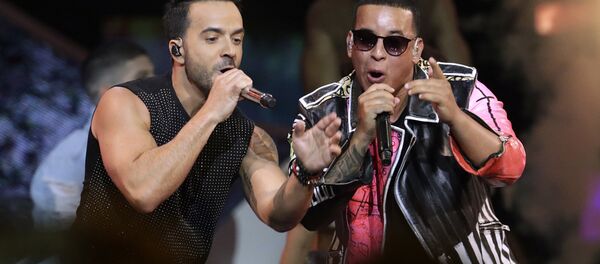 FILE - In this April 27, 2017 file photo, singers Luis Fonsi, left and Daddy Yankee perform during the Latin Billboard Awards in Coral Gables, Fla. Malaysia has banned their hit song Despacito on state radio and television, though it might be hard to slow the song's record-breaking popularity. - Sputnik Türkiye
