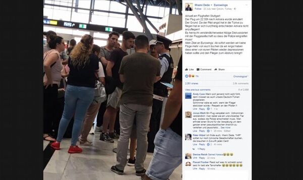 Facebook'tan paylaşılan bir fotoğrafta, uçuşlarının iptal edildiğini öğrenen yolcular ve bölgeye çağrılan polisler görüldü. Facebook'tan paylaşılan bir fotoğrafta, uçuşlarının iptal edildiğini öğrenen yolcular ve bölgeye çağrılan polisler görüldü. - Sputnik Türkiye