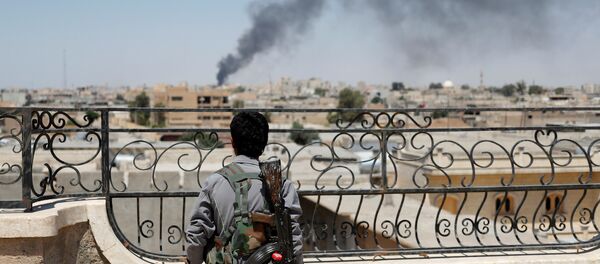 Rakka'da IŞİD'le savaşan bir YPG mensubu - Sputnik Türkiye