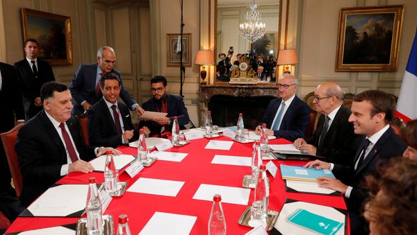 Fransa Cumhurbaşkanı Emmanuel Macron- Libya Başbakanı Fayiz es-Serrac - Sputnik Türkiye
