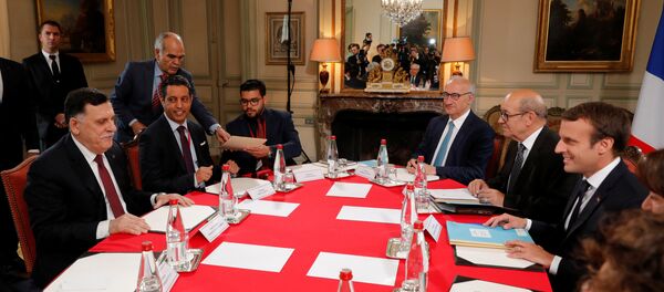 Fransa Cumhurbaşkanı Emmanuel Macron- Libya Başbakanı Fayiz es-Serrac - Sputnik Türkiye