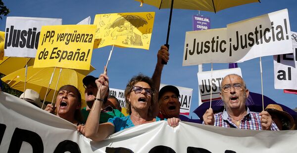 Göstericiler Rajoy ifade verirken mahkeme binası dışında  'Adalet' yazılı dövizlerle Halk Partisi'ni protesto etti - Sputnik Türkiye