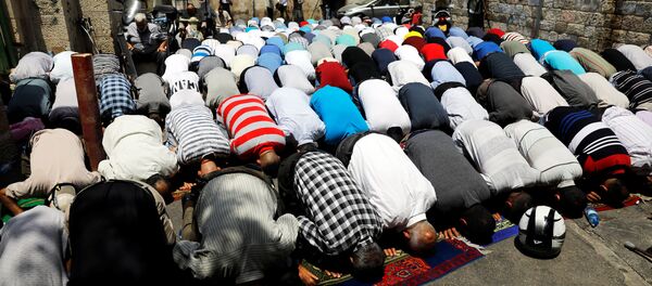 Müslümanlar Mescid-i Aksa dışında namaz kılıyor - Sputnik Türkiye