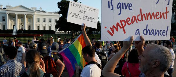 Trump'ın 'trans yasağı' Beyaz Saray önünde protesto edildi - Sputnik Türkiye