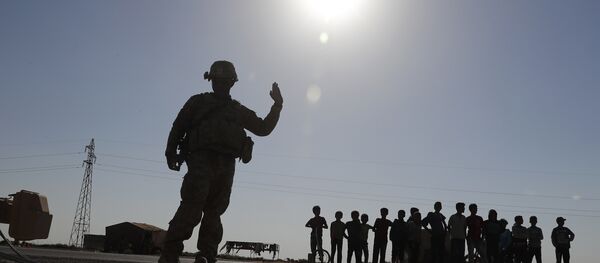 ABD'nin Suriye'de yaklaşık 1000 askeri bulunuyor. Fotoğrafta, Rakka'da görevli bir ABD askeri görülüyor. - Sputnik Türkiye