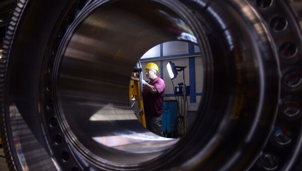 An employee of German industrial giant Siemens works on a rotor at their Gas turbine plant on November 8, 2012 in Berlin - Sputnik Türkiye