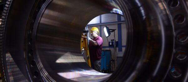 An employee of German industrial giant Siemens works on a rotor at their Gas turbine plant on November 8, 2012 in Berlin An employee of German industrial giant Siemens works on a rotor at their Gas turbine plant on November 8, 2012 in Berlin - Sputnik Türkiye