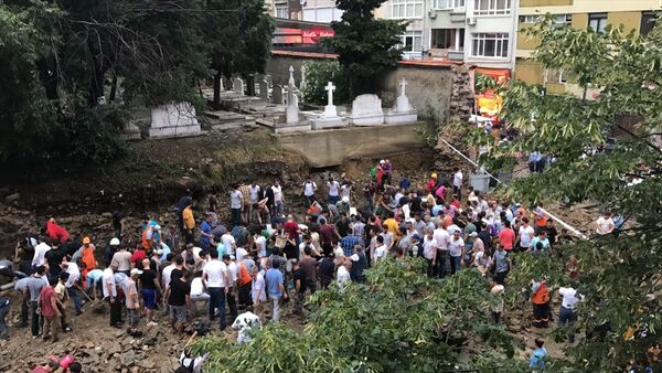İstanbul'da etkili olan şiddetli yağış nedeniyle Şişli Kurtuluş’ta bulunan mezarlığın duvarı çöktü. - Sputnik Türkiye