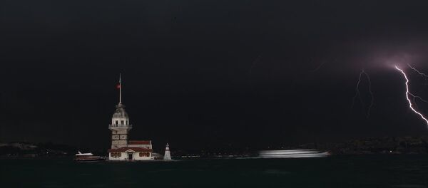 İstanbul'daki yağışta Kız Kulesi'nden görülen bir şimşek - Sputnik Türkiye