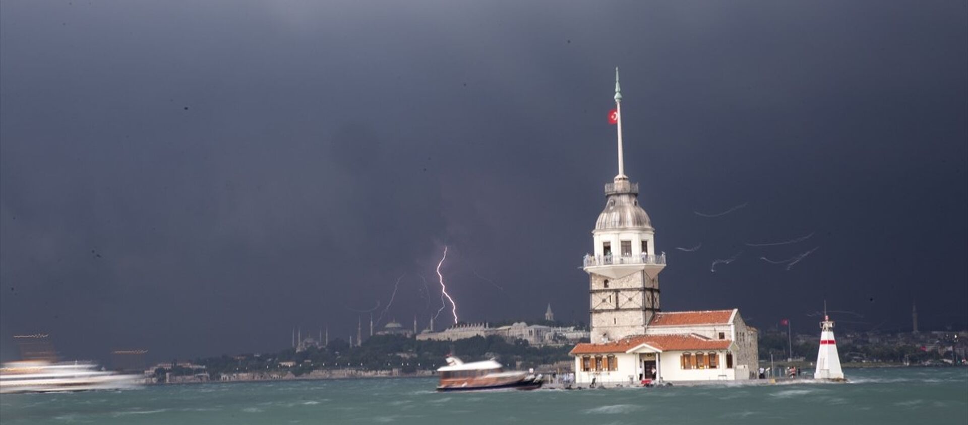 İstanbul'da şiddetli sağanak - fırtına - yağmur  - Sputnik Türkiye, 1920, 15.02.2021