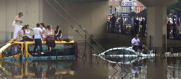 İstanbul'da şiddetli sağanak - fırtına - yağmur - dolmuş - Sputnik Türkiye