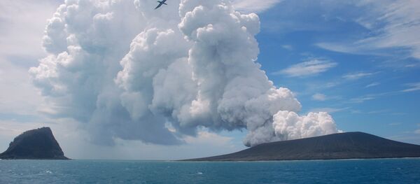 Güney Pasifik'te yer alan Tonga'da bir volkan - Sputnik Türkiye