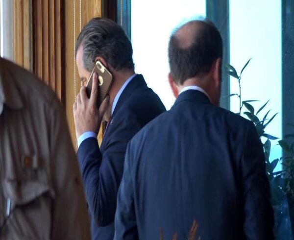 Basın toplantısı sırasında korumalar Cumhurbaşkanı Recep Tayyip Erdoğan’ın aradığını belirterek telefonu Bakan Bak’a uzattı. Konuşmasına ara veren ve Cumhurbaşkanı Erdoğan ile görüşen Bak, ardından “Cumhurbaşkanımızın selamlarını iletiyorum. Kendisi çalışmalarımızda başarılar diledi” diyerek toplantısına kaldığı yerden devam etti. Basın toplantısı sırasında korumalar Cumhurbaşkanı Recep Tayyip Erdoğan’ın aradığını belirterek telefonu Bakan Bak’a uzattı. Konuşmasına ara veren ve Cumhurbaşkanı Erdoğan ile görüşen Bak, ardından “Cumhurbaşkanımızın selamlarını iletiyorum. Kendisi çalışmalarımızda başarılar diledi” diyerek toplantısına kaldığı yerden devam etti. - Sputnik Türkiye