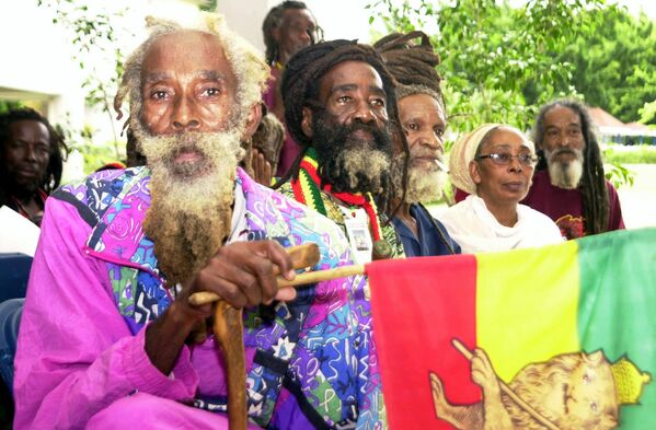 Etiyopya Dışişleri Bakanlığı, ülkede yaşayan Rastafaryanizm dinine mensup kişilere kimlik belgesi çıkaracağını duyurdu. En ünlü üyeleri Jamaikalı Reggae müzisyeni Bob Marley olan Rastafaryanizm takipçileri, 1950'lerde mesih (Tanrı'nın dünyadaki yansıması) kabul ettikleri son Etiyopya İmparatoru Haile Selasiye'nin Afrikalı kölelerin torunlarına ülkedeki Shashamane kentinde 1200 hektarlık bir toprak ayırıp 'yuvalarına' dönmeleri çağrısında bulunmasından sonra bu ülkeye göç etmeye başlamıştı. - Sputnik Türkiye