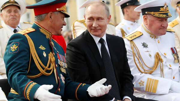 Rusya Devlet Başkanı Vladimir Putin, Rusya Savunma Bakanı Sergey Şoygu, Rusya Donanması Günü - Sputnik Türkiye