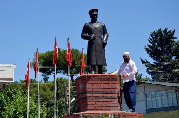 Mehmet Malbora, 'Dinimizde putperestliğe yoktur' diye bağırarak Atatürk büstüne elindeki tahra ile zarar vermeye kalkıştı. - Sputnik Türkiye