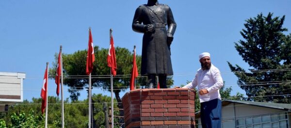 Mehmet Malbora, 'Dinimizde putperestliğe yoktur' diye bağırarak Atatürk büstüne elindeki tahra ile zarar vermeye kalkıştı. - Sputnik Türkiye