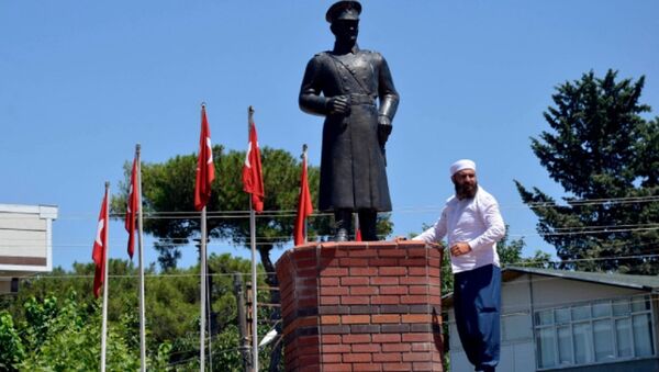 Mehmet Malbora, 'Dinimizde putperestliğe yoktur' diye bağırarak Atatürk büstüne elindeki tahra ile zarar vermeye kalkıştı. - Sputnik Türkiye