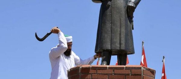 Atatürk büstüne saldırı - Sputnik Türkiye