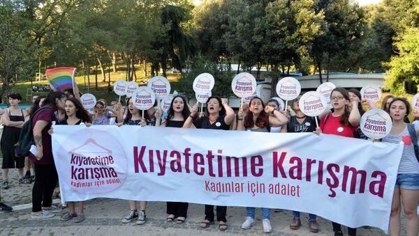 Kadınlar Maçka Parkı'nda yaşananları protesto etti - Sputnik Türkiye