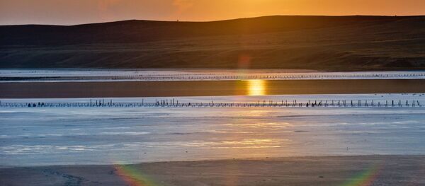 Derinliği azami 1.3 metre olan Çokrak Gölü, 3-4 kilometre genişliğe sahip. - Sputnik Türkiye