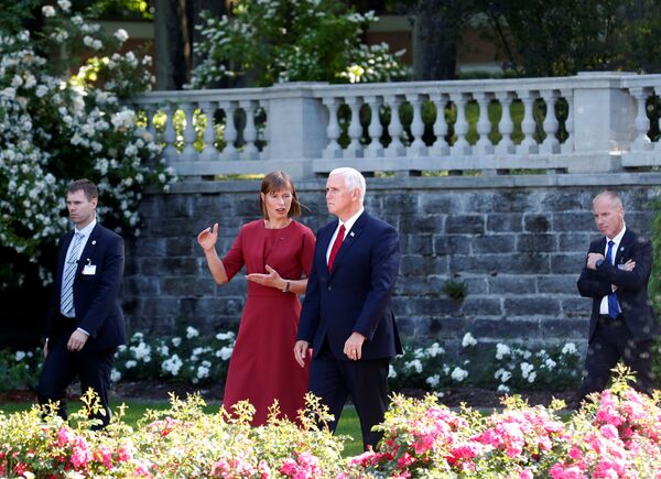 Pence ve Kaljulaid'in bu fotoğrafı, Reuters tarafından 'günün karelerinden biri' seçildi. - Sputnik Türkiye