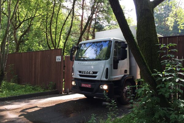  ABD'nin Serebryaniy Bor'daki yazlık konutundan çıkan kamyon - Sputnik Türkiye