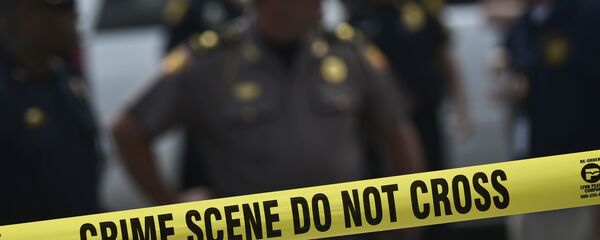 Police stand behind a crime scene tape near the mass shooting at the Pulse nightclub on in Orlando, Florida on June 12, 2016. Police stand behind a crime scene tape near the mass shooting at the Pulse nightclub on in Orlando, Florida on June 12, 2016. - Sputnik Türkiye