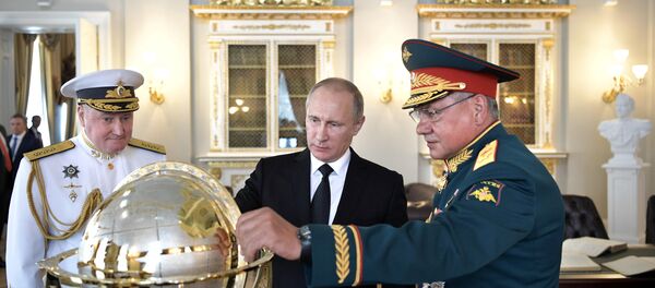 Vladimir Putin - Sergey Şoygu - Vladimir Korolev / Dünya küresi - Sputnik Türkiye