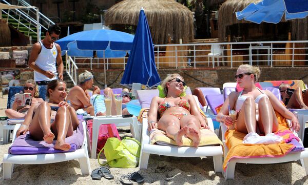 Antalya-Güneşlenen turistler - Sputnik Türkiye