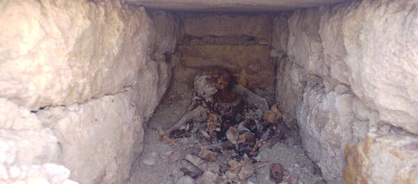 Konya'da 2 bin yıllık olduğu tahmin edilen bir mezar bulundu. Meram ilçesi Köyceğiz Mahallesi'nde bulunan Necmettin Erbakan Üniversitesi Köyceğiz Yerleşkesi'nde iş makinesi ile gerçekleştirilen yol yapım çalışması sırasında, düzenleme yapılan topraklık alanda bir oyuk oluştu. - Sputnik Türkiye