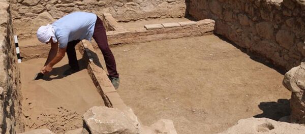 Cami bahçesinde Roma dönemine ait mezar bulundu - Sputnik Türkiye