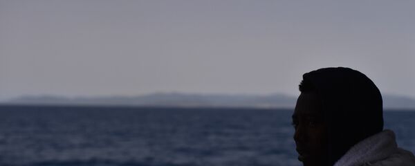 İtalya'nın Cagliari Limanı'nda, Libya açıklarında kurtarılan bir göçmen - Sputnik Türkiye
